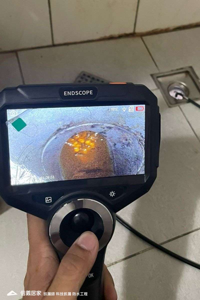 22科技抓漏｜浴室漏水檢測工程 進行色水檢測與壓力測試，確認牆面內部滲水來源