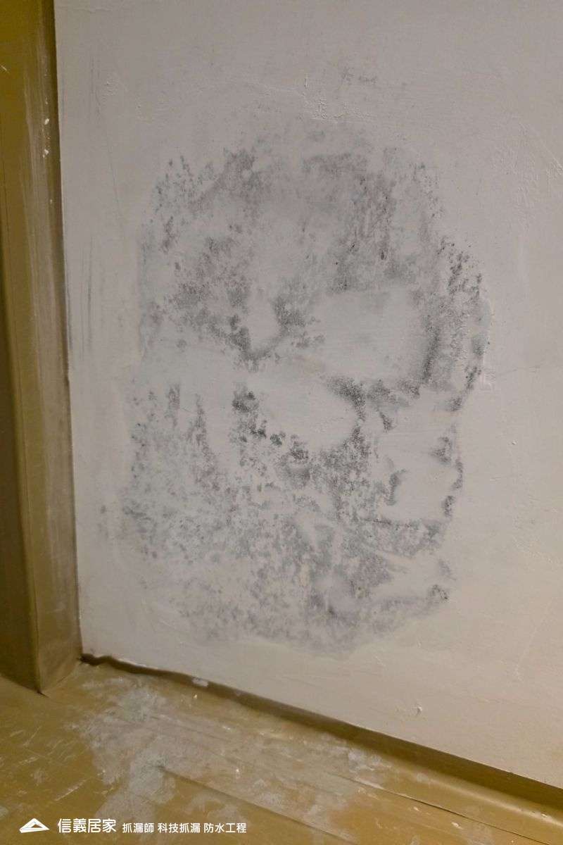 26壁癌整治工程｜壁癌處理 牆面受潮發霉，剷除壁癌後重新防水與整修