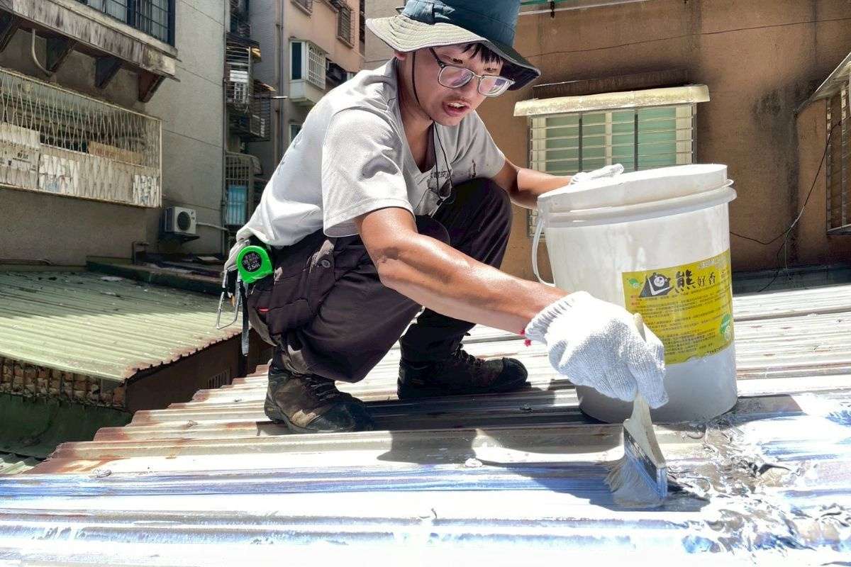 33防水工程｜頂樓防水工程 修補鐵皮屋頂的縫隙與鏽蝕問題