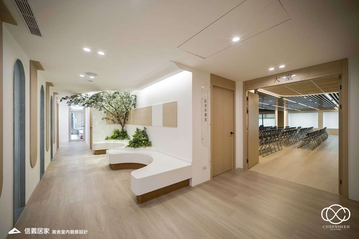 13.廊道_系統櫃_人造植栽_格柵天花板_特殊漆_公共空間