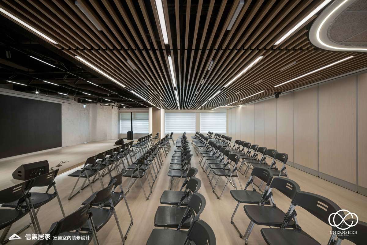 18._系統櫃_人造植栽_格柵天花板_特殊漆_公共空間