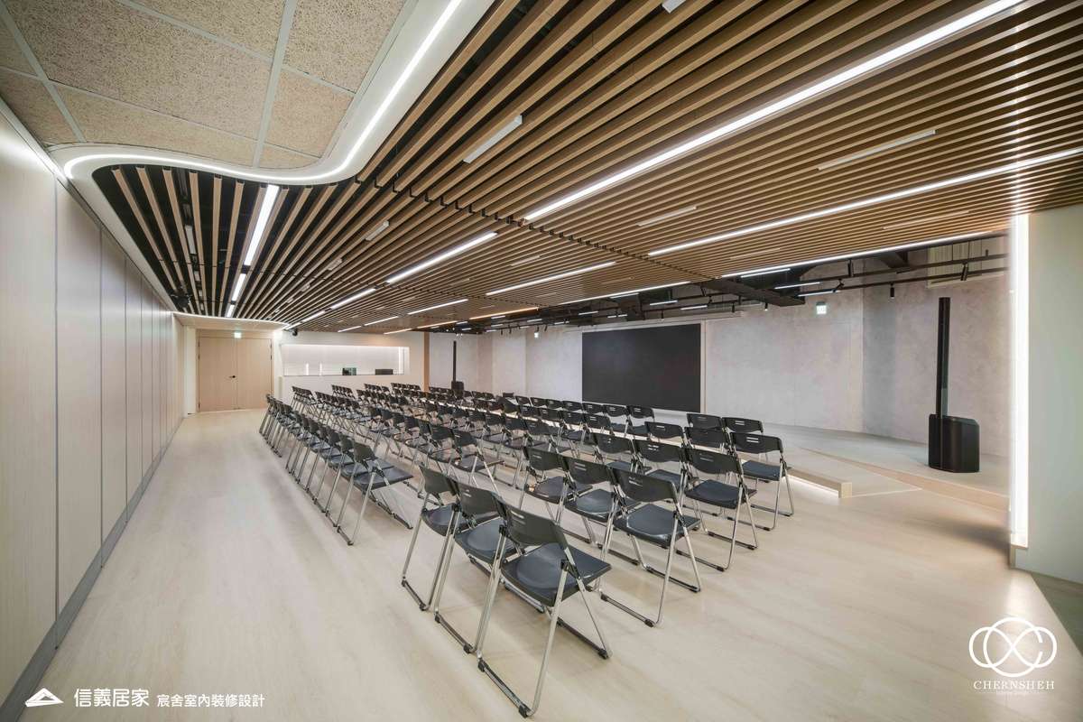 21._系統櫃_人造植栽_格柵天花板_特殊漆_公共空間