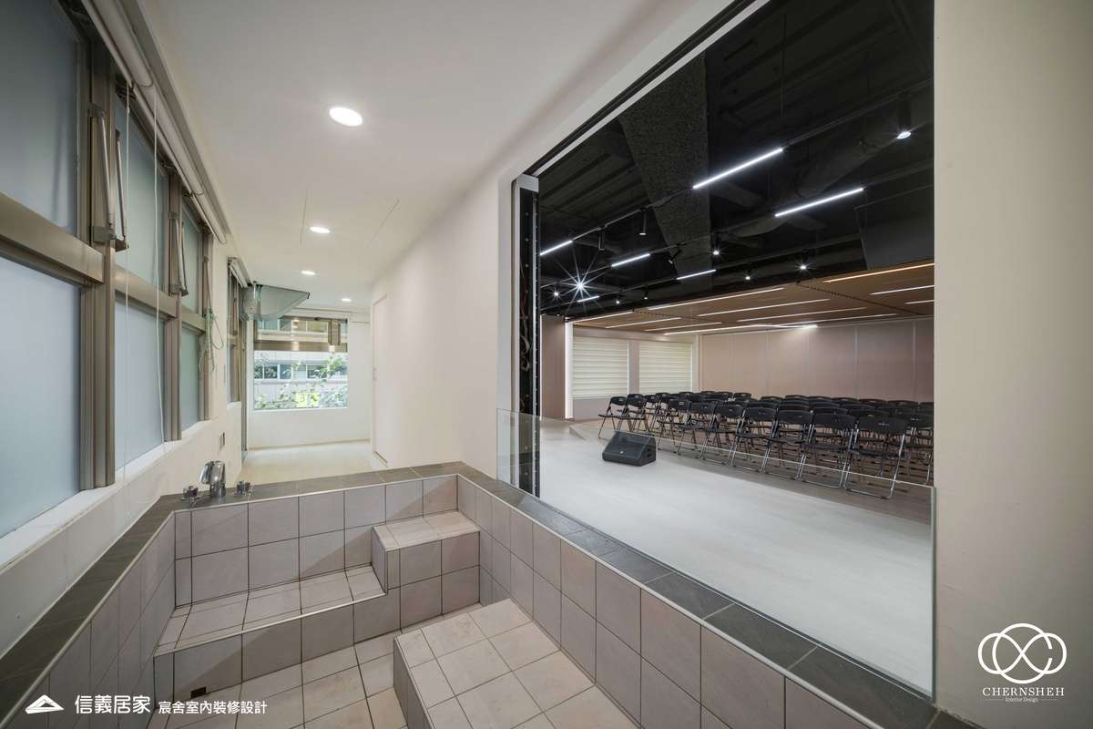 23._系統櫃_人造植栽_格柵天花板_特殊漆_公共空間