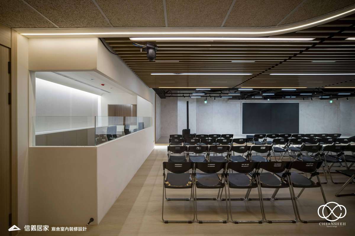 25._系統櫃_人造植栽_格柵天花板_特殊漆_公共空間