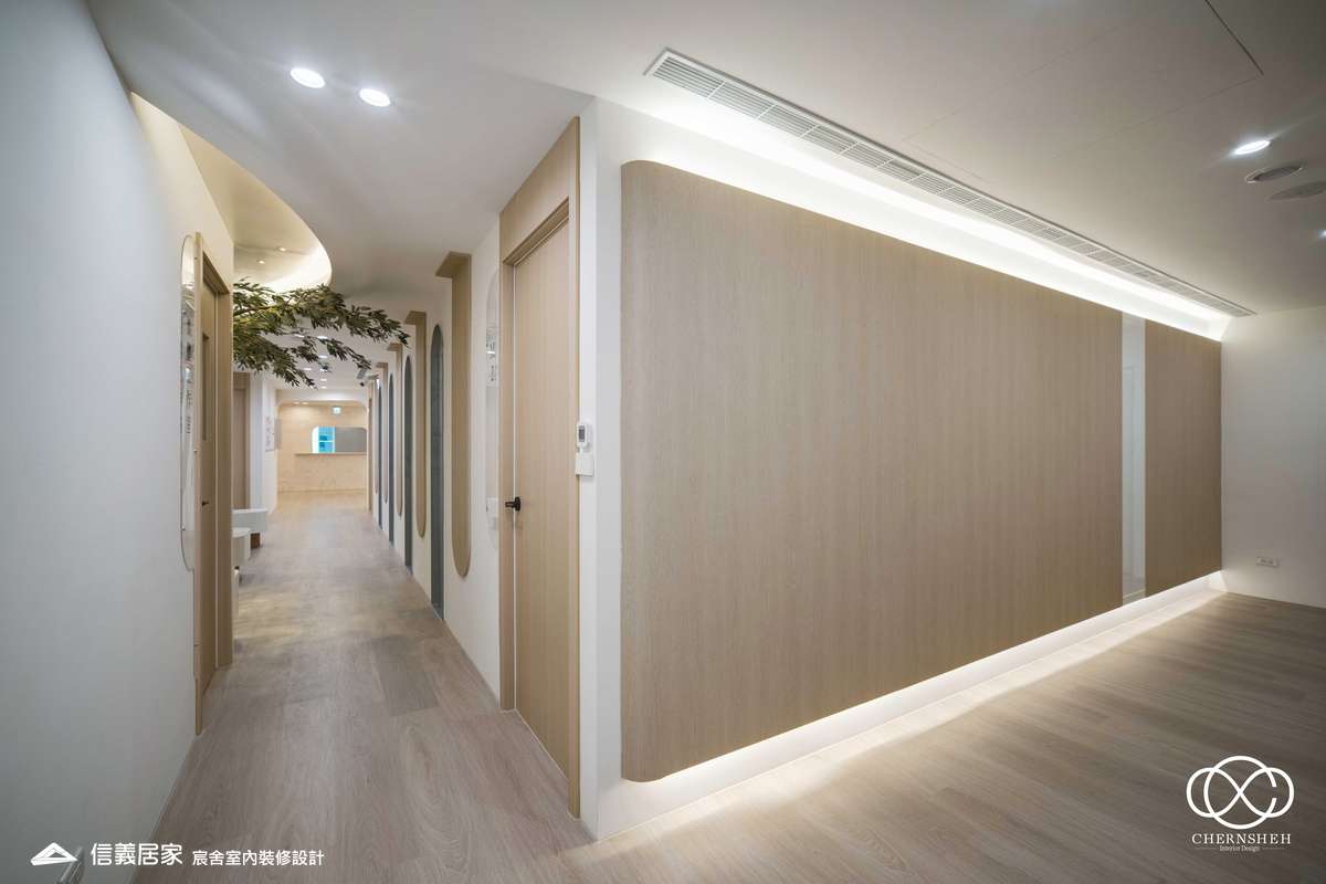 29.廊道_系統櫃_人造植栽_格柵天花板_特殊漆_公共空間