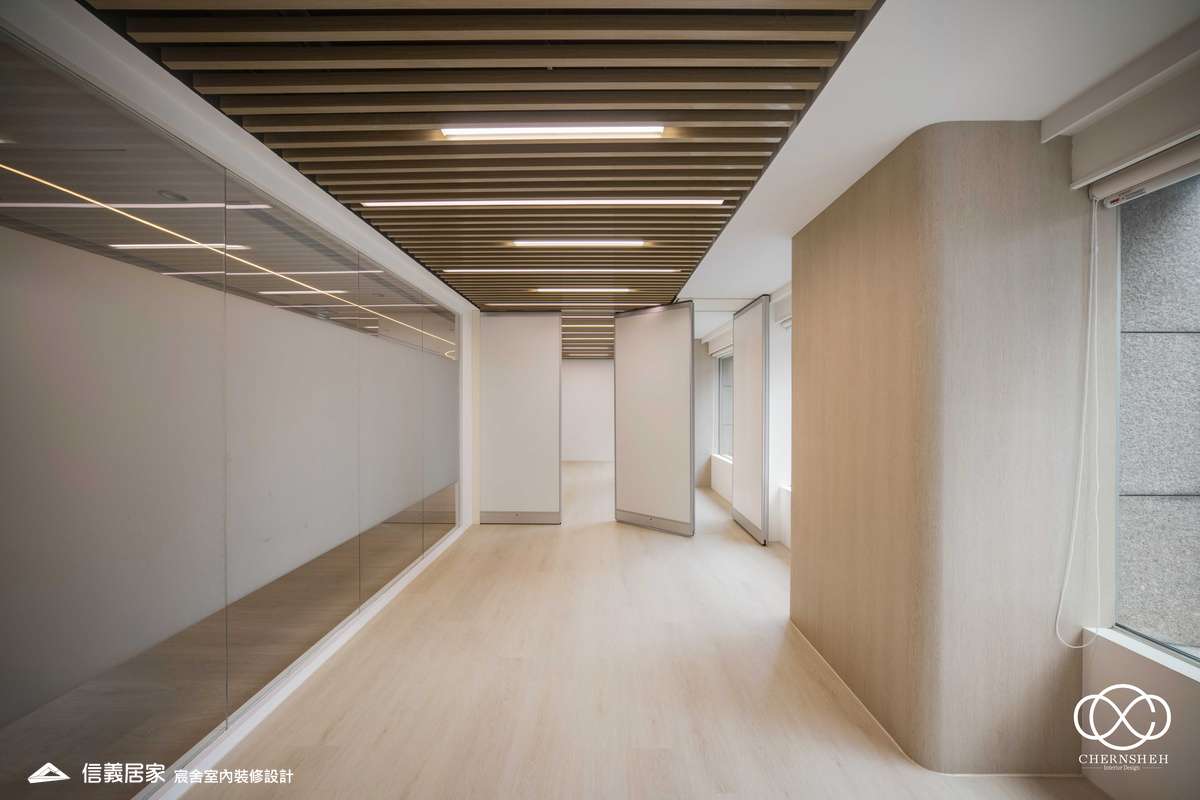 30._系統櫃_人造植栽_格柵天花板_特殊漆_公共空間