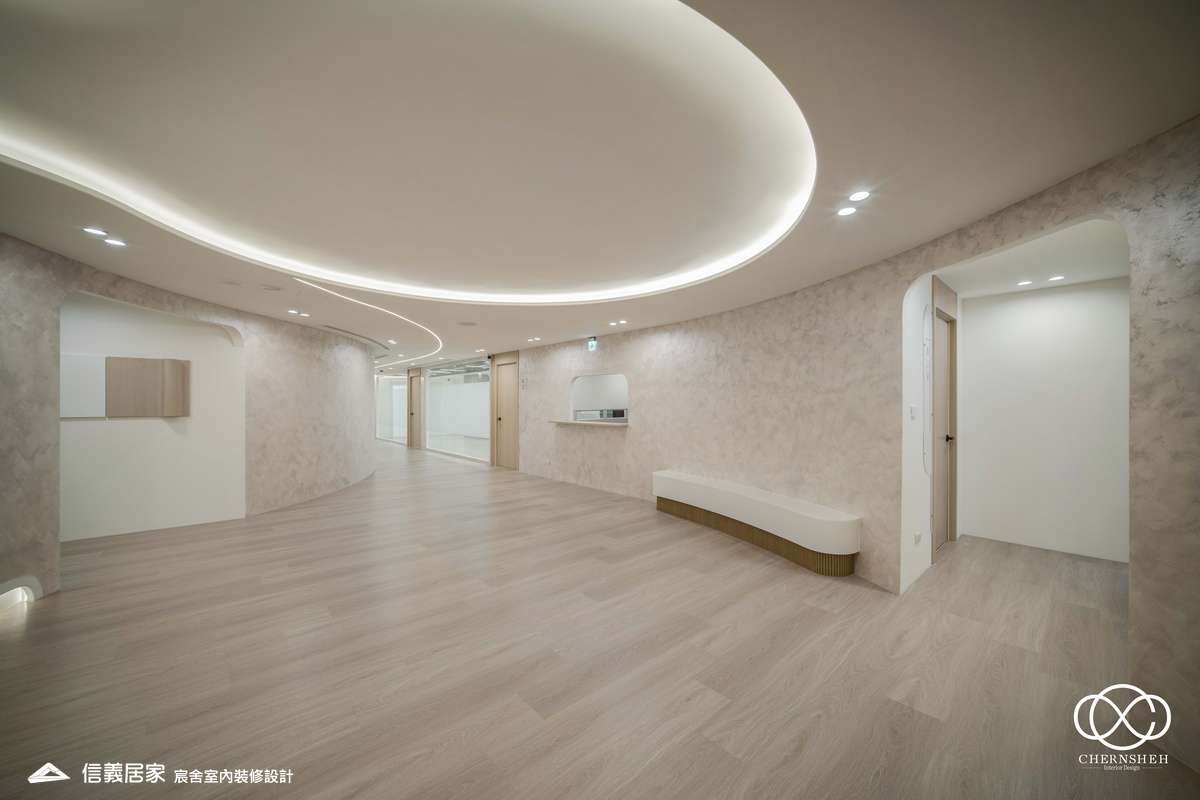 6.大廳_系統櫃_人造植栽_格柵天花板_特殊漆_公共空間