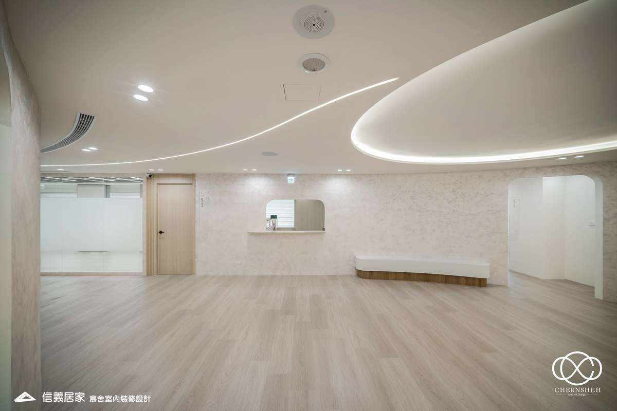 7.大廳_系統櫃_人造植栽_格柵天花板_特殊漆_公共空間