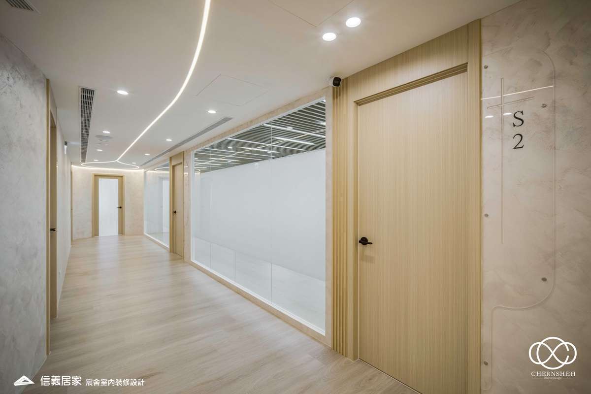 8.廊道_系統櫃_人造植栽_格柵天花板_特殊漆_公共空間