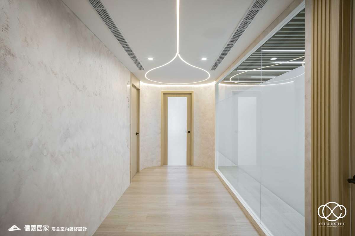 9.廊道_系統櫃_人造植栽_格柵天花板_特殊漆_公共空間