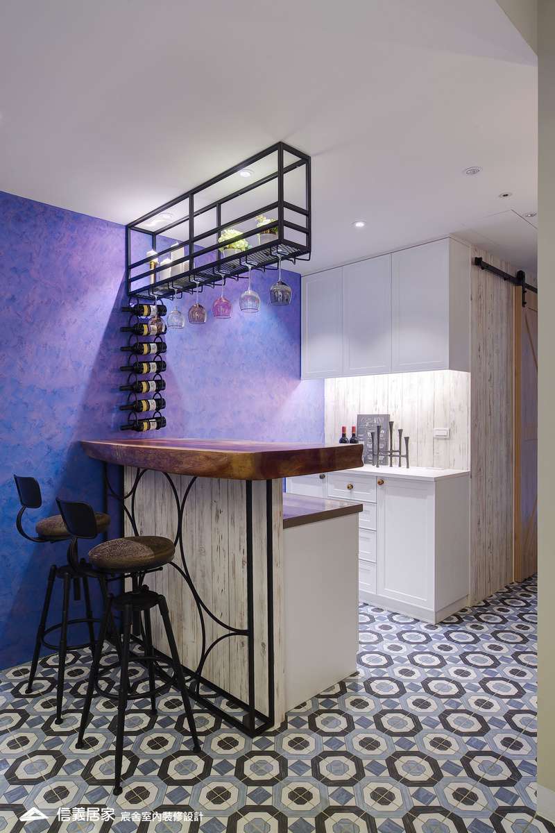 04.客廳_樓梯_鄉村風_系統櫃_特殊塗料_文化磚_花磚_鐵件_中島_白色_紫色_翻新