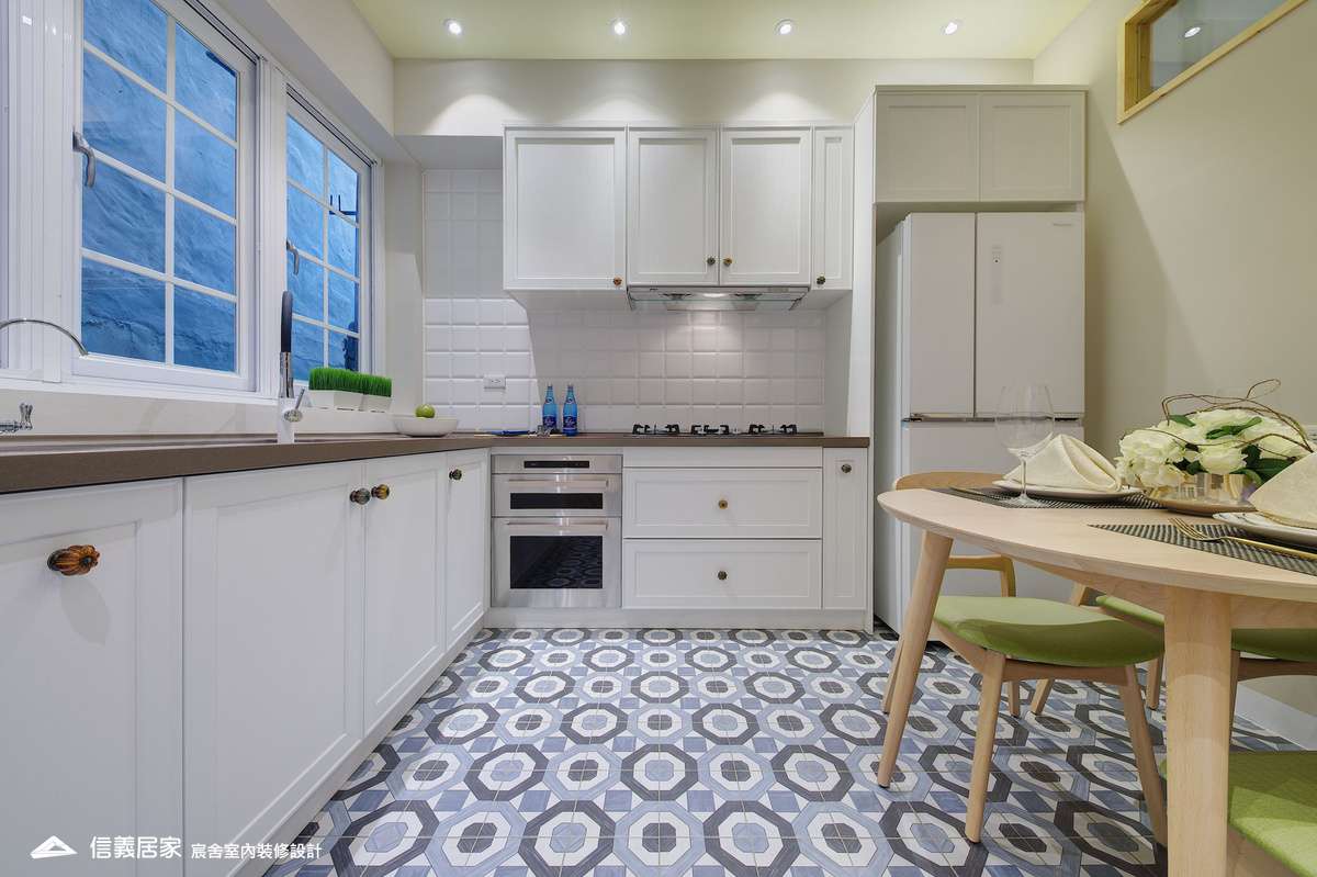 11.廚房_樓梯_鄉村風_系統櫃_特殊塗料_文化磚_花磚_鐵件_中島_白色_紫色_翻新