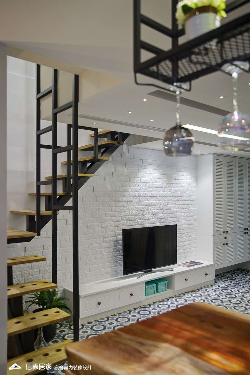 16.客廳_樓梯_鄉村風_系統櫃_特殊塗料_文化磚_花磚_鐵件_中島_白色_紫色_翻新