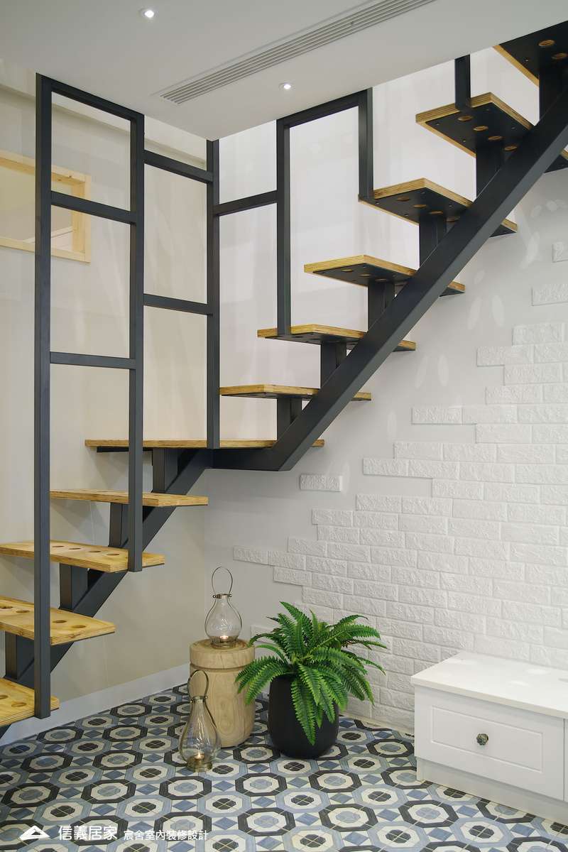 17.客廳_樓梯_鄉村風_系統櫃_特殊塗料_文化磚_花磚_鐵件_中島_白色_紫色_翻新