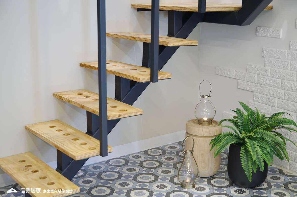 18.客廳_樓梯_鄉村風_系統櫃_特殊塗料_文化磚_花磚_鐵件_中島_白色_紫色_翻新