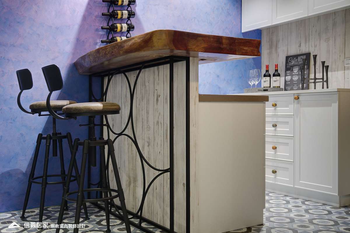 21.客廳_樓梯_鄉村風_系統櫃_特殊塗料_文化磚_花磚_鐵件_中島_白色_紫色_翻新