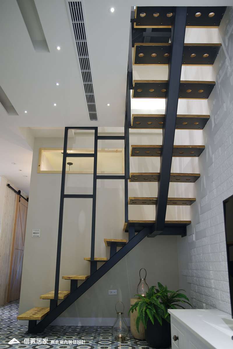 23.客廳_樓梯_鄉村風_系統櫃_特殊塗料_文化磚_花磚_鐵件_中島_白色_紫色_翻新