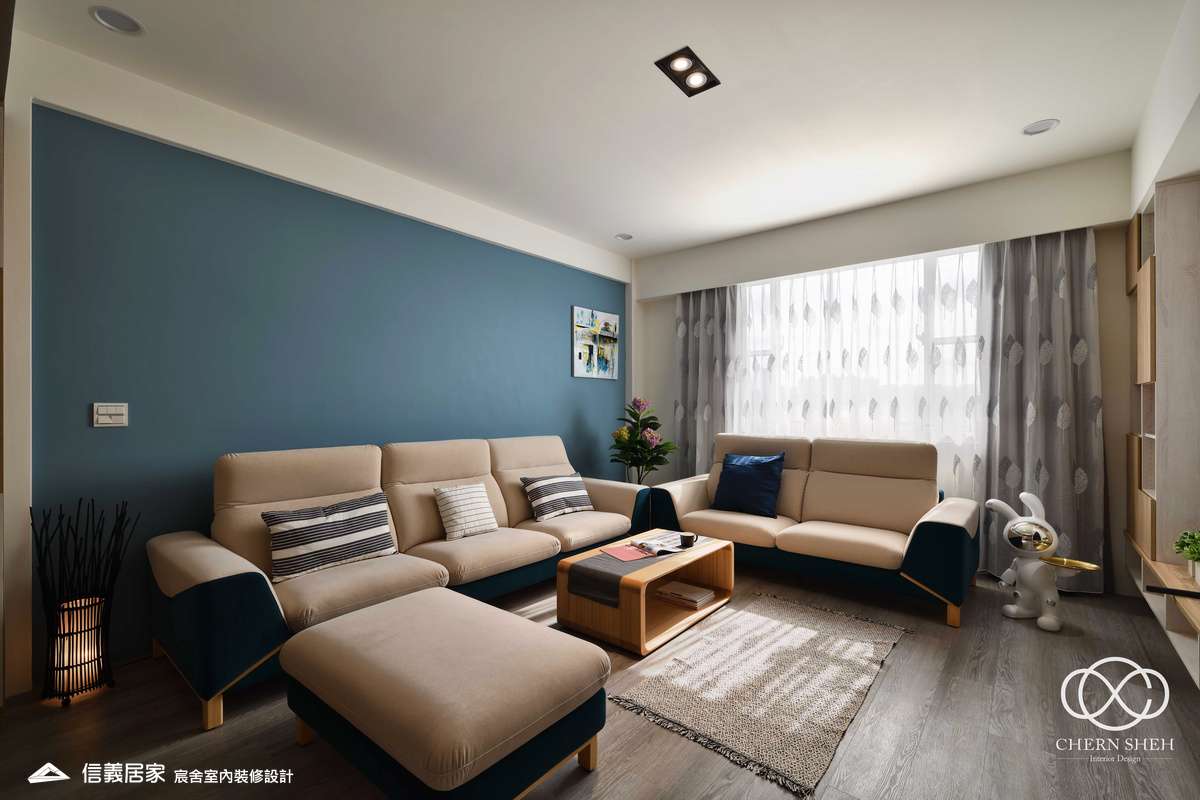 02.客廳_北歐風_系統櫃_餐桌_格柵_木地板_白色_藍色_樓梯