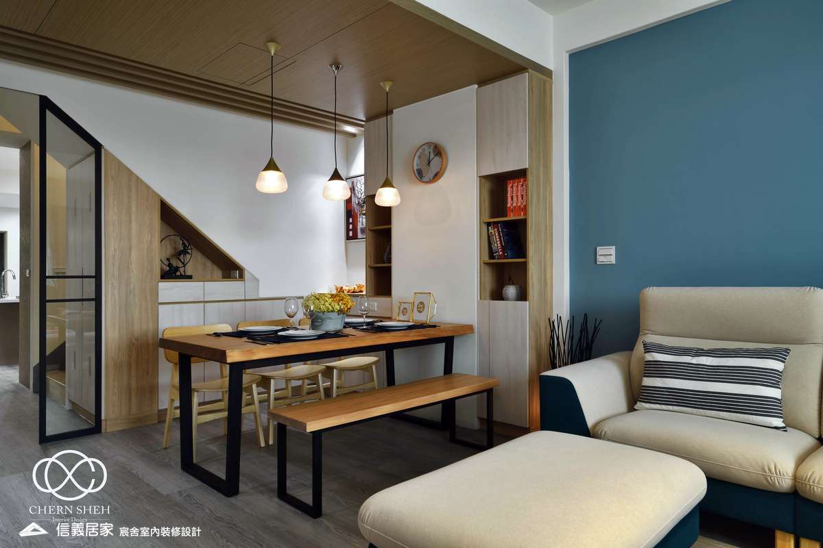 04.客廳_北歐風_系統櫃_餐桌_格柵_木地板_白色_藍色_樓梯