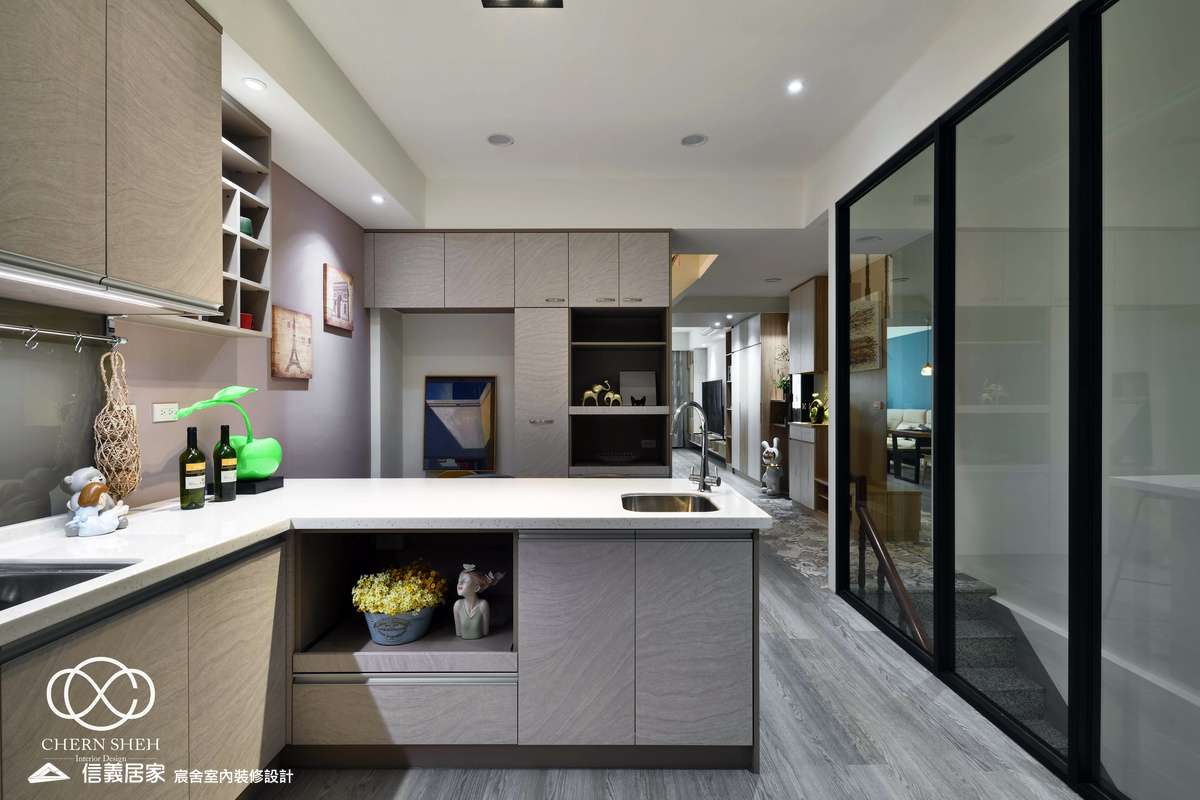 12.廚房_北歐風_系統櫃_餐桌_格柵_木地板_白色_藍色_樓梯