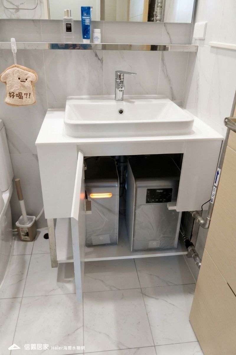 Haier海爾水聯網_實際安裝照_09_衛浴浴櫃內部安裝海爾全戶軟水機實拍-享受SPA級純淨洗沐用水體驗