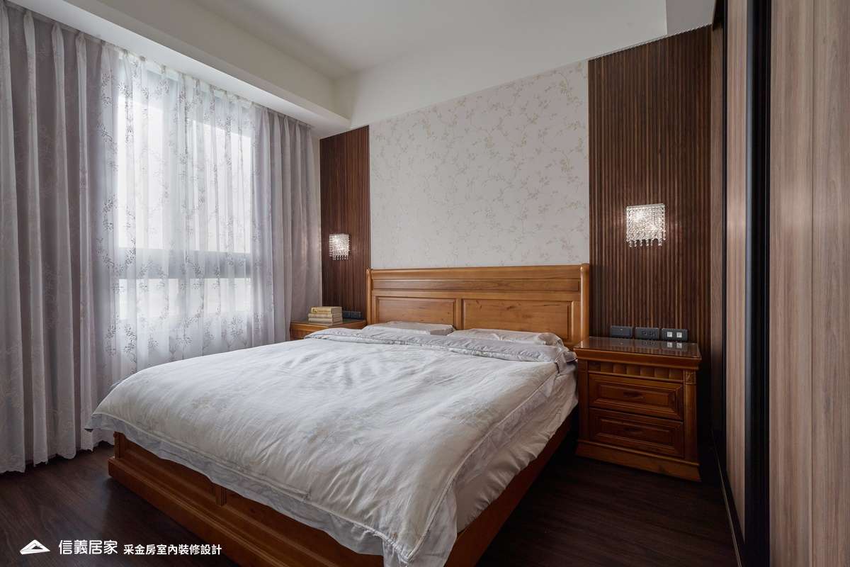 白色臥室室內裝潢設計，包括窗簾、床、床頭主牆、燈具、壁燈、床頭櫃裝潢圖片