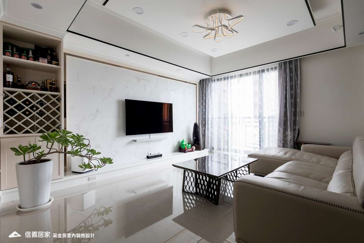 白色客廳室內裝潢設計，包括茶几、電視牆、L型沙發裝潢圖片