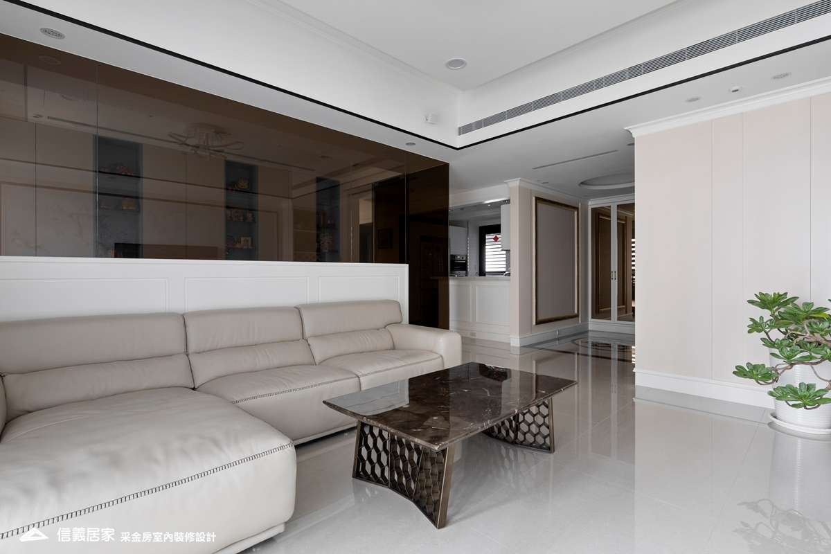 白色客廳室內裝潢設計，包括茶几、L型沙發裝潢圖片