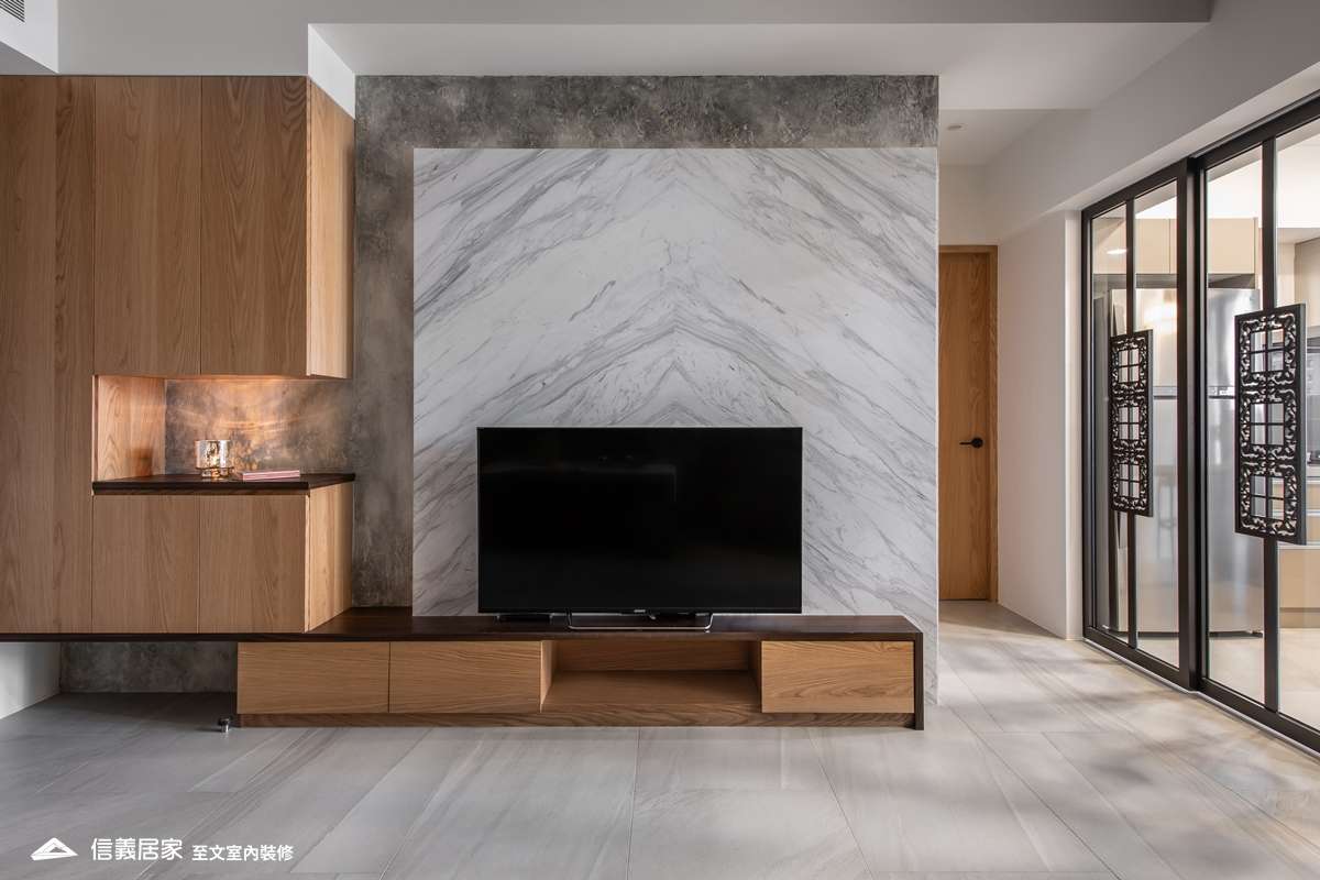 米色客廳室內裝潢設計，包括電視牆、電視櫃裝潢圖片