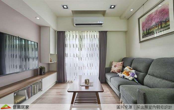 白色客廳室內裝潢設計，包括窗簾、沙發、茶几、電視櫃裝潢圖片