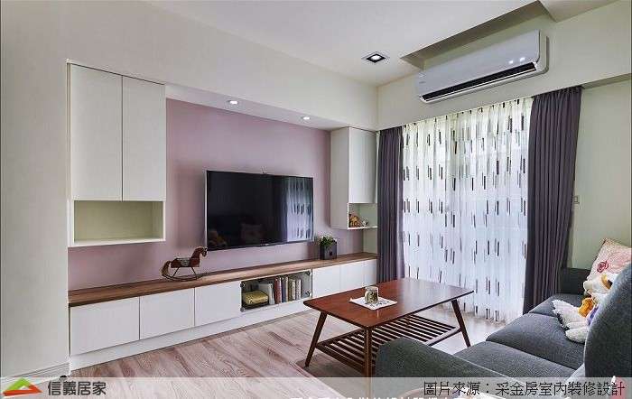 粉紅色客廳室內裝潢設計，包括窗簾、沙發、茶几、電視櫃裝潢圖片