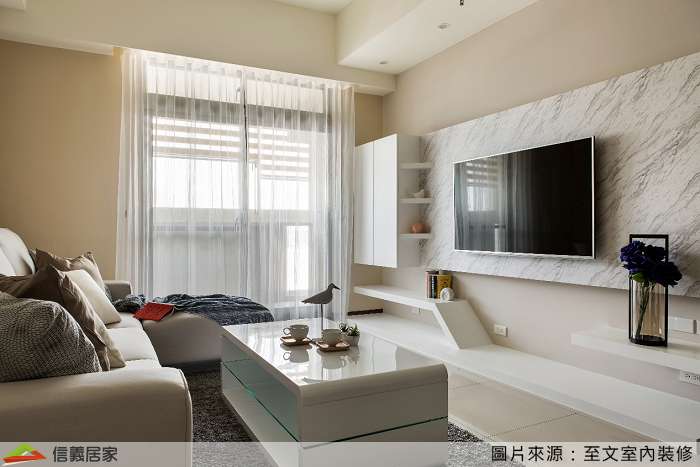 黃色客廳室內裝潢設計，包括窗簾、沙發、茶几、收納櫃、電視牆、矮櫃、地毯、大理石牆/檯面、L型沙發裝潢圖片