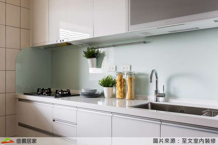 白色廚房室內裝潢設計，包括收納櫃、流理台裝潢圖片