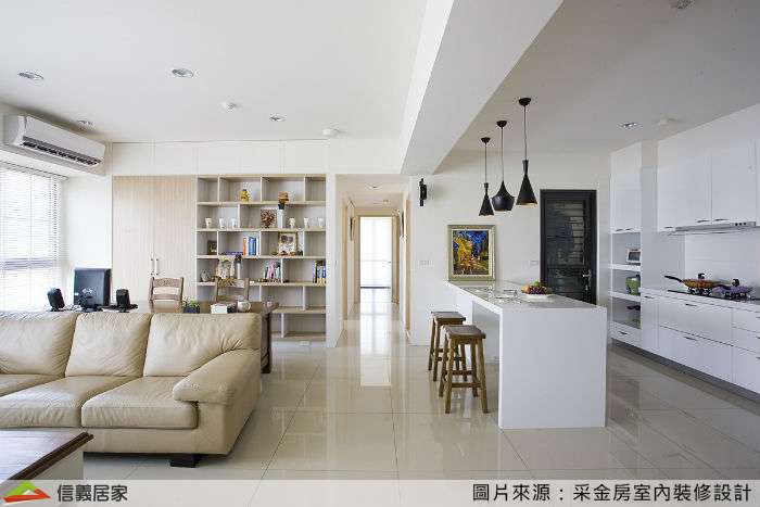 白色客廳,白色開放式廚房室內裝潢設計，包括沙發、吊燈、椅子、展示櫃、書桌裝潢圖片