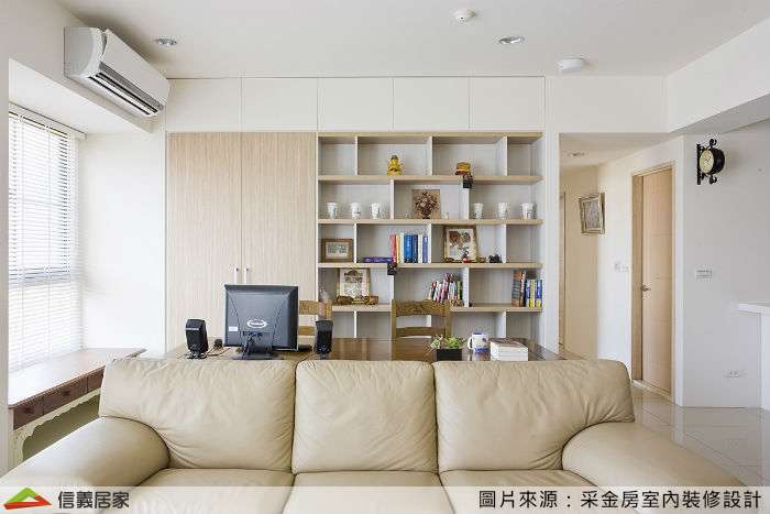 白色客廳室內裝潢設計，包括沙發、椅子、展示櫃、書桌裝潢圖片
