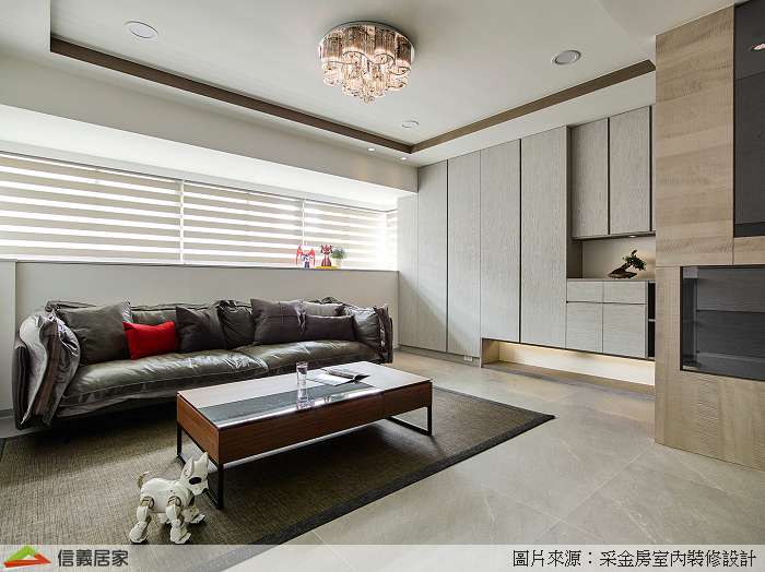 白色客廳室內裝潢設計，包括沙發、茶几、收納櫃、吊燈、地毯裝潢圖片