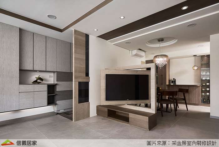 白色客廳室內裝潢設計，包括收納櫃、電視牆、電視櫃裝潢圖片