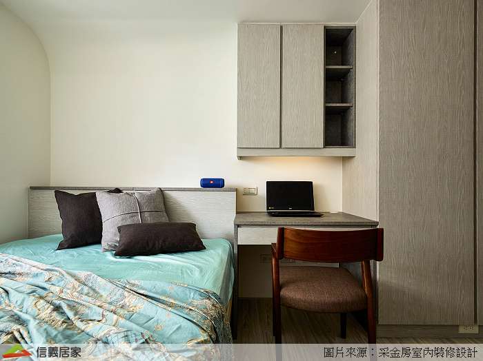 白色臥室室內裝潢設計，包括床、收納櫃、椅子、書桌裝潢圖片