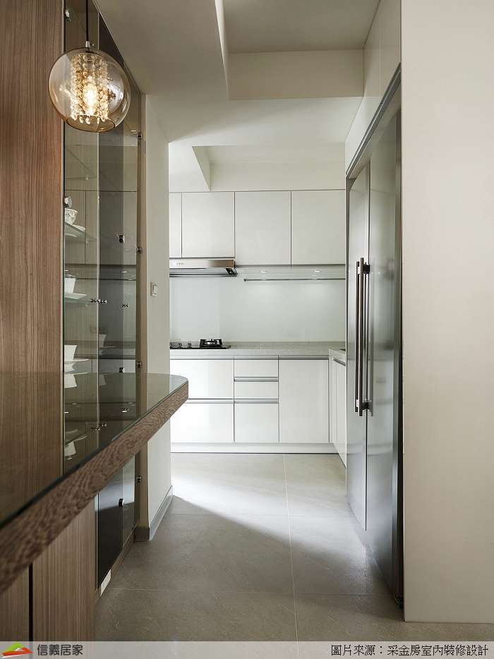 白色走道室內裝潢設計，包括收納櫃裝潢圖片