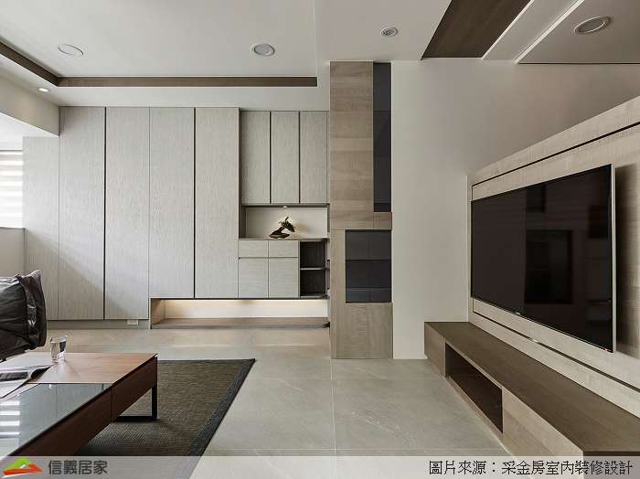 白色客廳室內裝潢設計，包括茶几、收納櫃、電視牆、電視櫃、地毯裝潢圖片