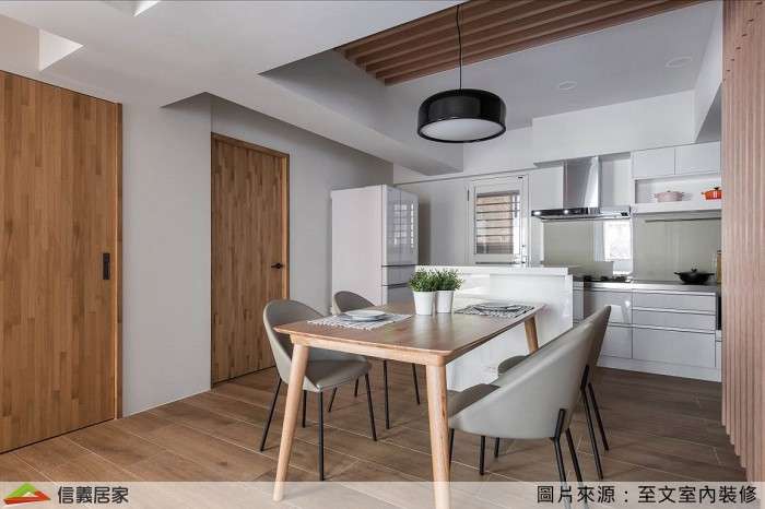 米色開放式廚房室內裝潢設計，包括餐桌、流理台、餐椅裝潢圖片