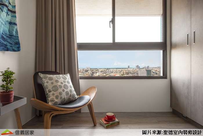 米色視聽室室內裝潢設計，包括窗簾、收納櫃、椅子裝潢圖片
