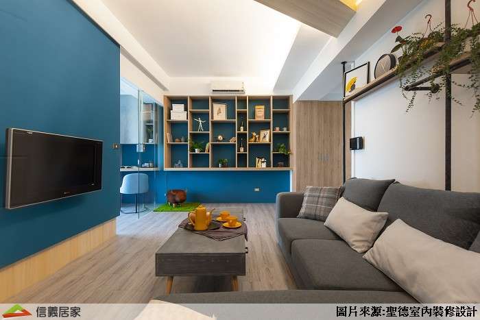 藍色客廳室內裝潢設計，包括沙發、茶几、電視牆裝潢圖片