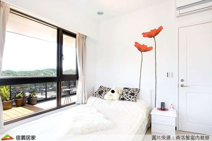 白色臥室室內裝潢設計，包括窗簾、床、壁紙、置物櫃裝潢圖片