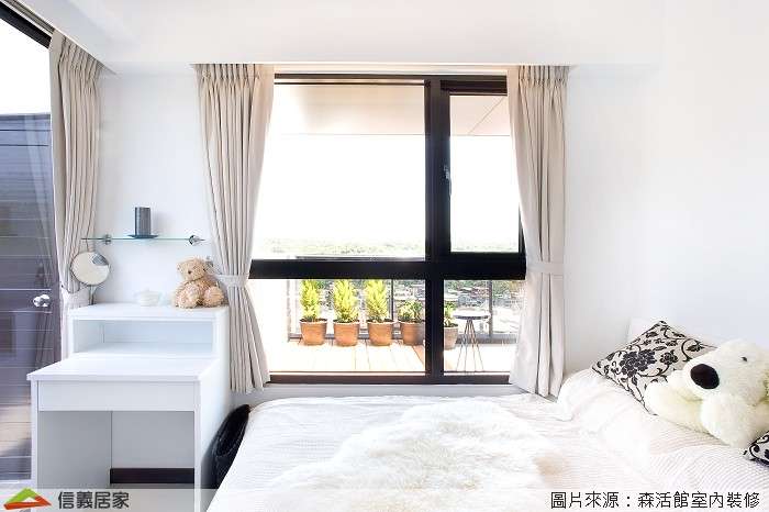 白色臥室室內裝潢設計，包括窗簾、床裝潢圖片