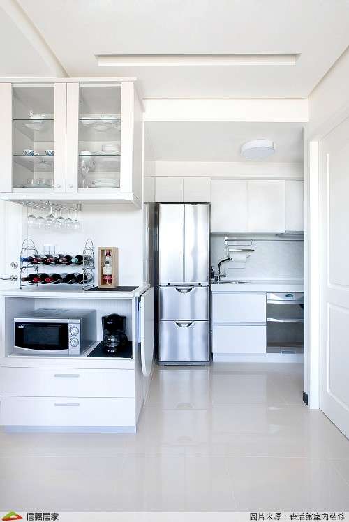 白色開放式廚房室內裝潢設計，包括流理台、置物櫃裝潢圖片