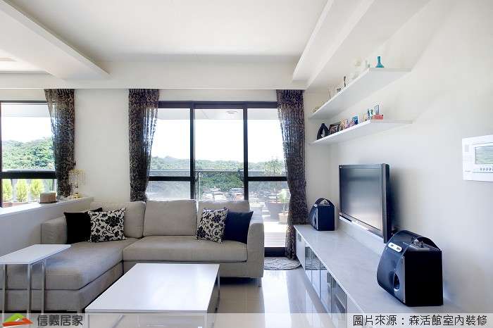 白色客廳室內裝潢設計，包括窗簾、茶几、電視櫃、L型沙發裝潢圖片