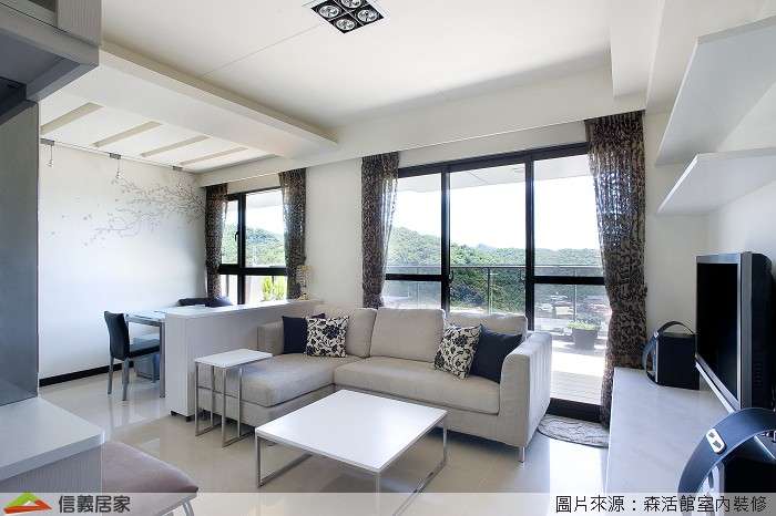 白色客廳室內裝潢設計，包括窗簾、茶几、L型沙發裝潢圖片