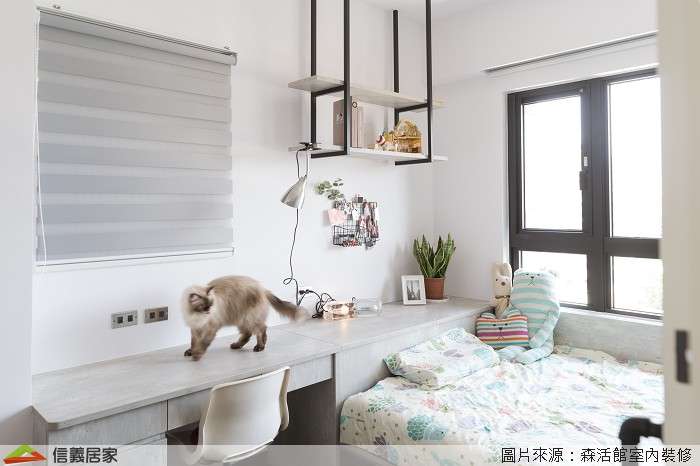 白色臥室室內裝潢設計，包括床裝潢圖片