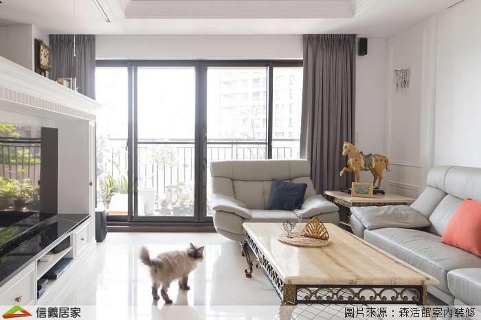 白色客廳室內裝潢設計，包括窗簾、沙發、茶几、電視牆裝潢圖片